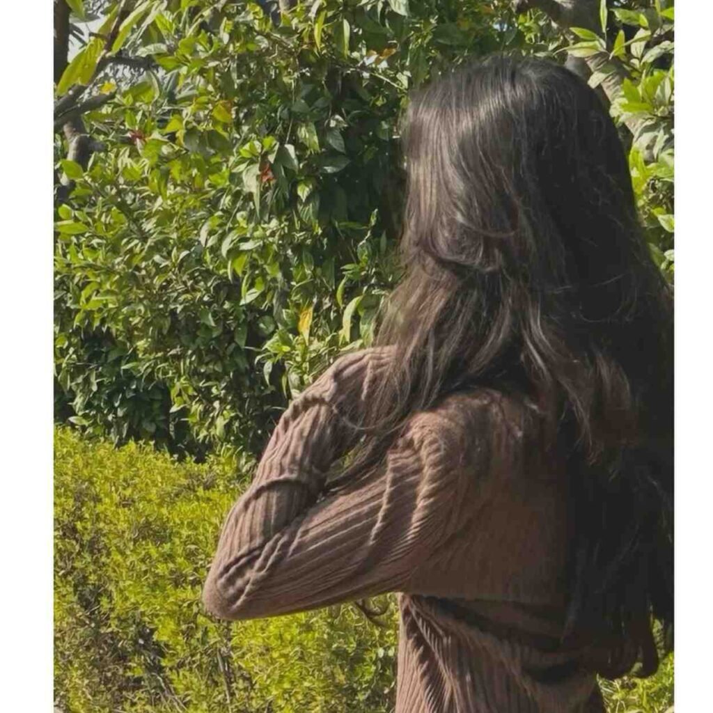 hot pic girl hide face