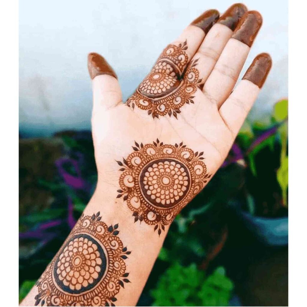Floral Gol Tikki Mehndi Design