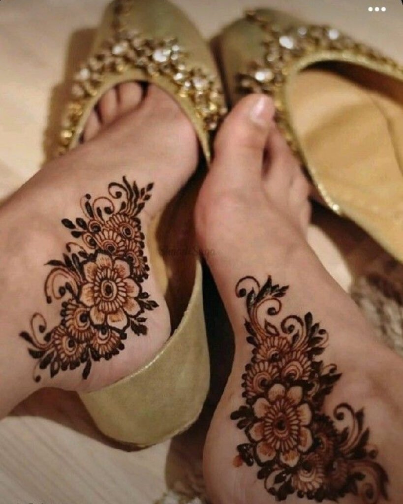 Pretty Heart Surrounded By Rose Designs For Feet