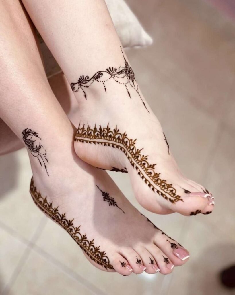 Simple Arabic Peacock Feet Design
